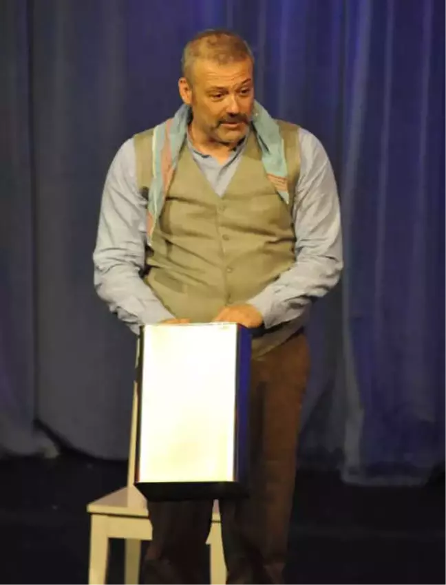 Levent Üzümcü Hamburg'daki Tiyatro Festivalinde Ayakta Alkışlandı