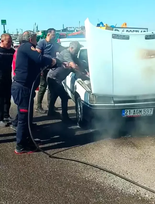 Siverek'te Seyir Halindeki Otomobilde Yangın Paniği