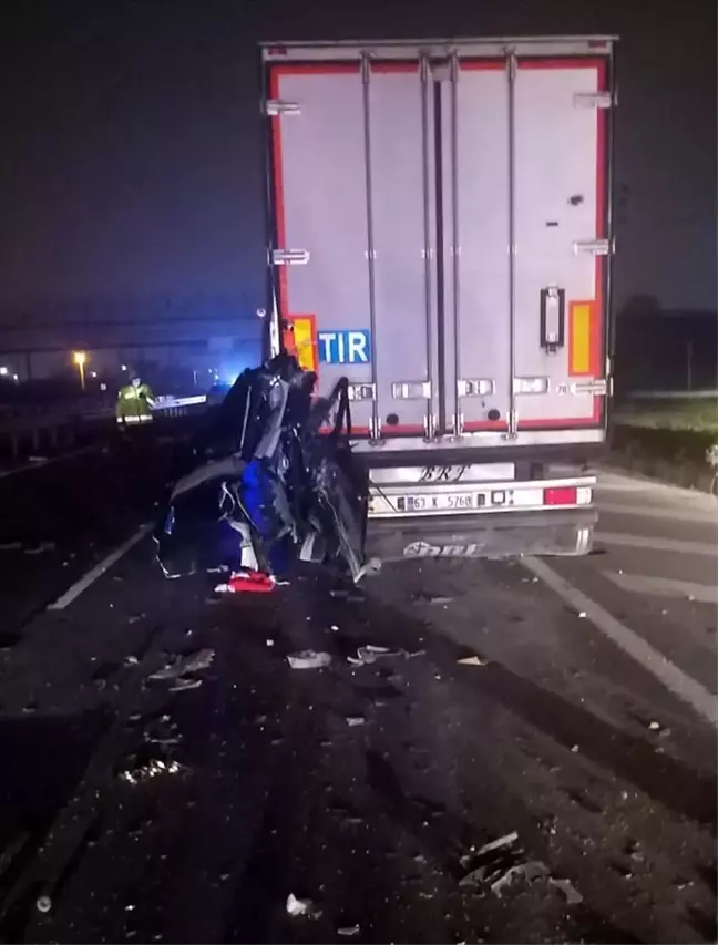 Sakarya'da kamyonet tıra çarptı: 1 ölü, 1 yaralı