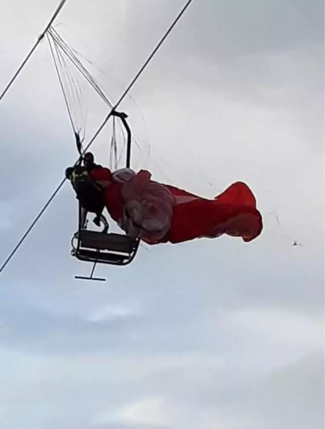 Fethiye'de telesiyej hattına dolanan paraşüt pilotu ve yolcusu kurtarıldı