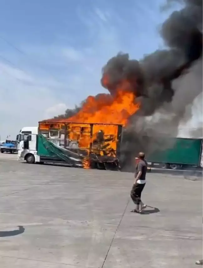 Mobilya Yüklü TIR'ın Dorsesinde Yangın Çıktı