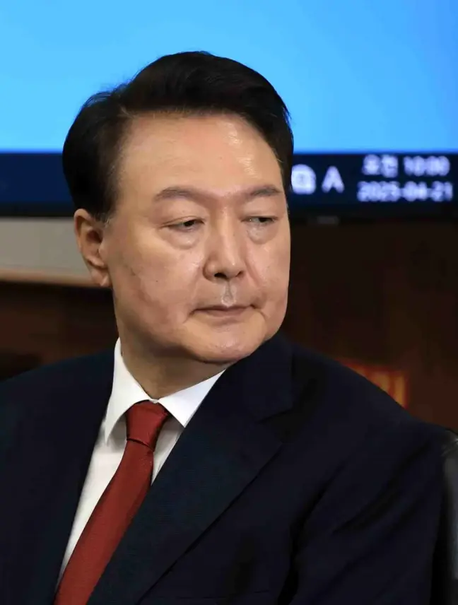 Eski Güney Kore Devlet Başkanı Yoon Suk Yeol, Yetkiyi Kötüye Kullanmayla Suçlandı