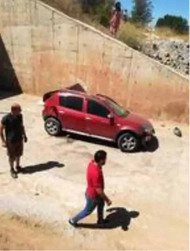 Otomobil köprüden alt geçide uçtu: 1 ölü, 2 yaralı