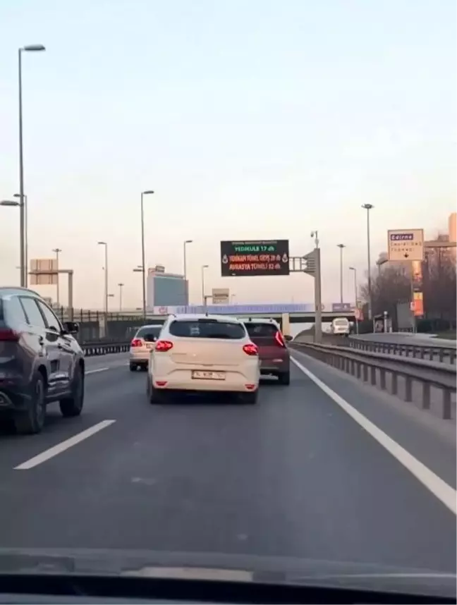 İstanbul'da Sürücü Trafikte Yürekleri Ağıza Getirdi