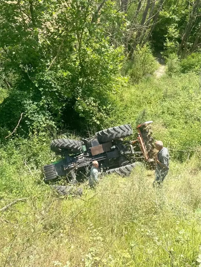 Karamürsel'de şarampole devrilen traktörün sürücüsü hastaneye kaldırıldı