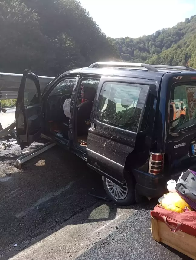 Zonguldak'ta Bariyere Çarpan Araçta 2 Kişi Yaralandı