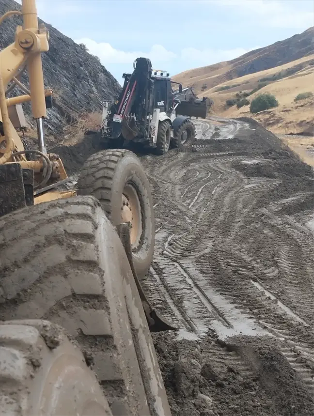 Bitlis Ahlat'ta Köy Yolları Heyelanla Kapandı