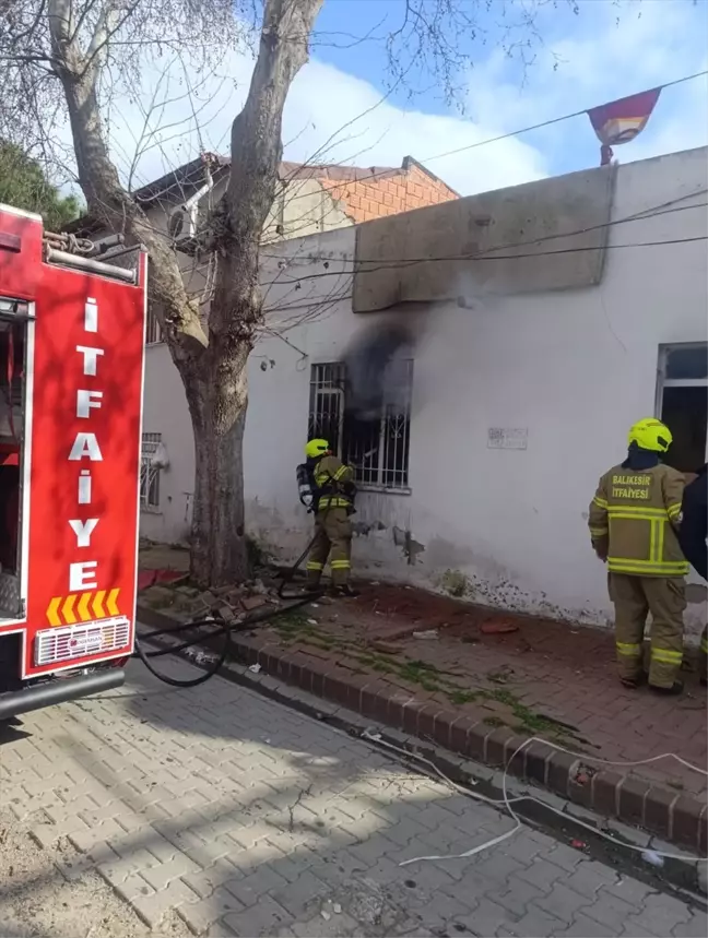 Edremit'te Evde Yangın Çıktı, İtfaiye Müdahale Etti