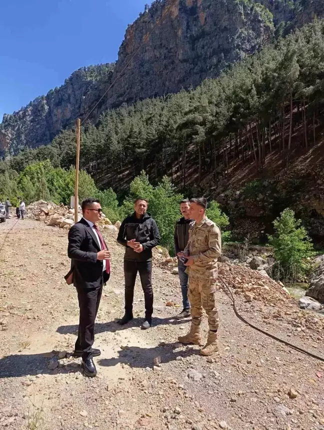 Saimbeyli ilçesinde kaya düşmesiyle ilgili tedbir çalışmaları başlatıldı