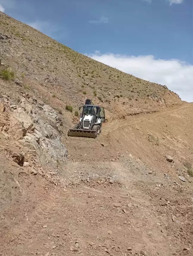 Siirt'te heyelan nedeniyle bozulan yayla yolu açıldı