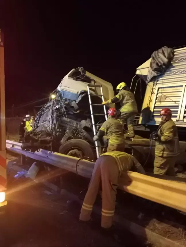 Bandırma'da TIR Bariyere Çarptı: 1 Yaralı