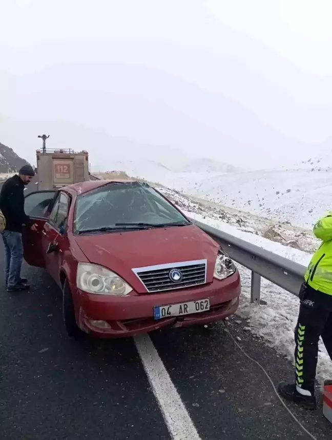 Ağrı'da Takla Atan Araçta 2 Yaralı