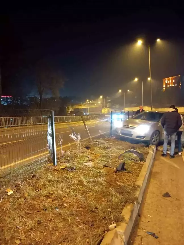 Bartın'daki Kaza Sonrası Araç Refüjden Zorla İndirildi