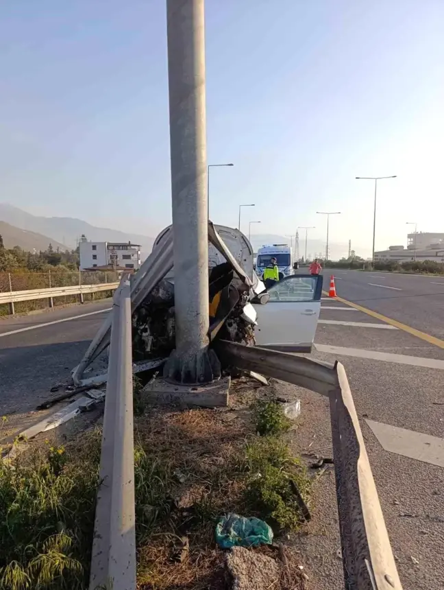 Hatay'da SUV Araç Aydınlatma Direğine Çarptı: 2 Yaralı