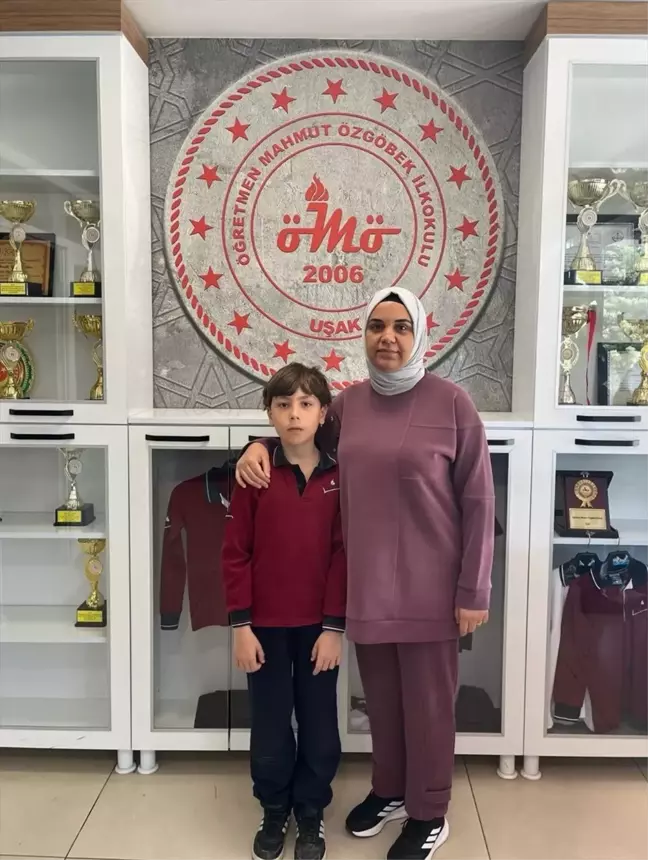 Uşak'ta Öğretmen, Boğazına Çikolatalı Ekmek Kaçan Öğrenciyi Kurtardı