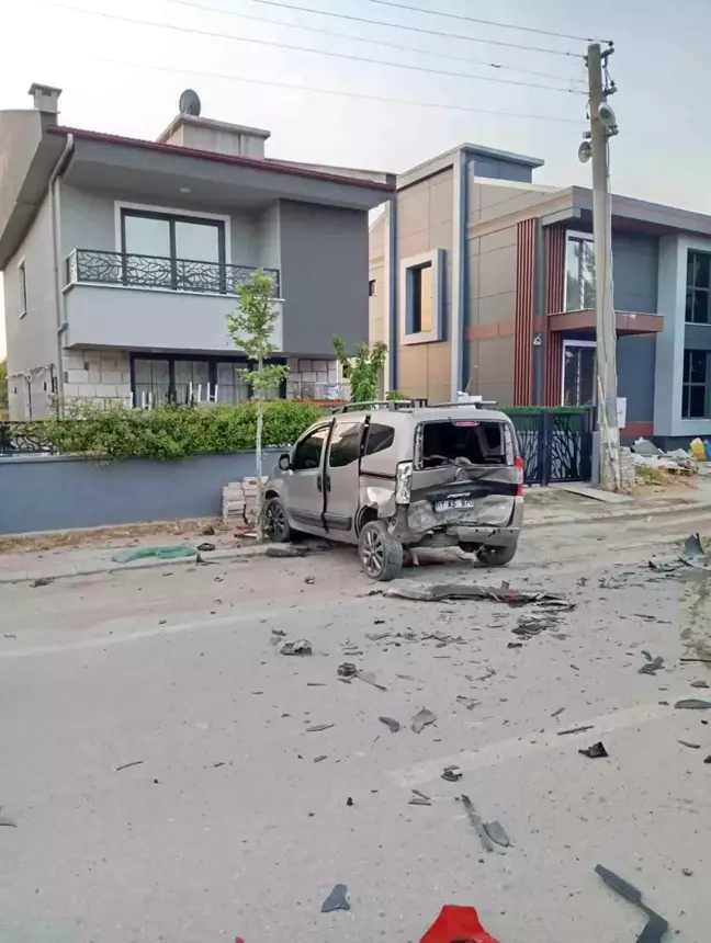 Çanakkale'de Kontrolden Çıkan Araç Park Halindeki Otomobillere Çarptı: 2 Yaralı