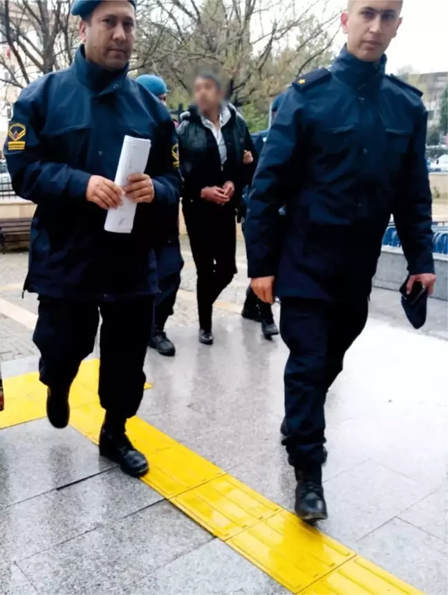 Cezaevi Firarisi Saklandığı Kanepe İçinde Yakalandı