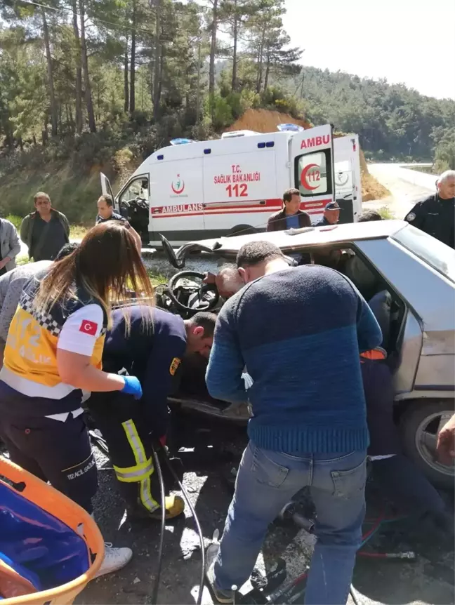 Muğla'da Otomobil ile Minibüs Çarpıştı: 4 Yaralı
