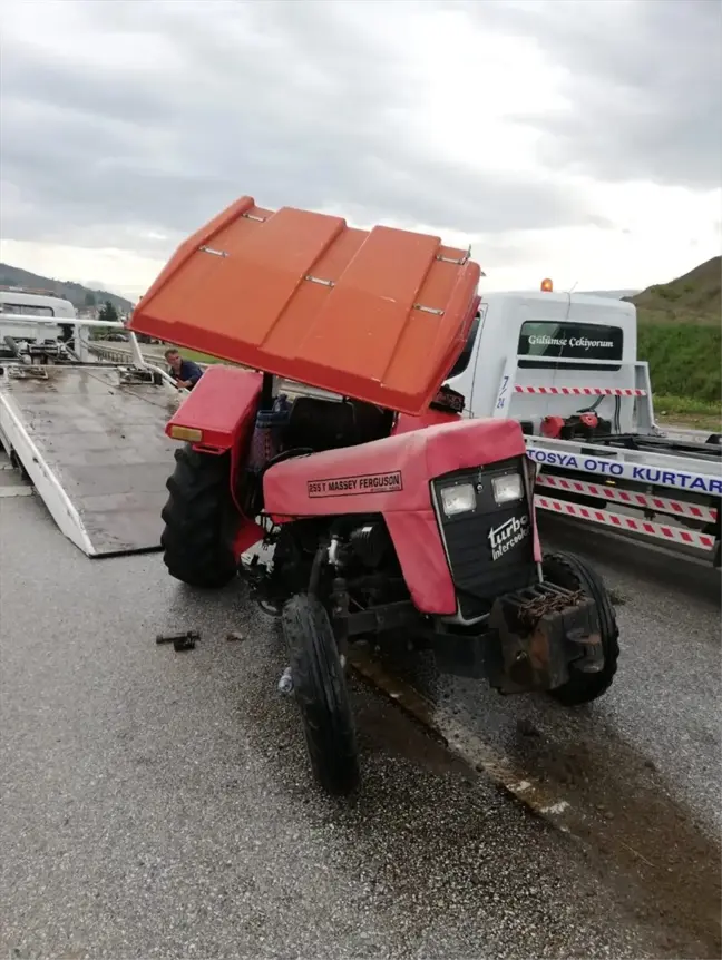Tosya'da Traktör ile Kamyon Çarpıştı: 2 Yaralı