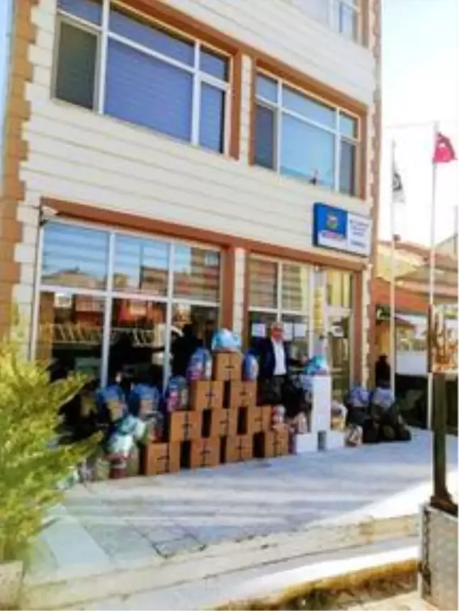 Tomarza'da iş yeri kapalı olan esnafa iaşe yardımı