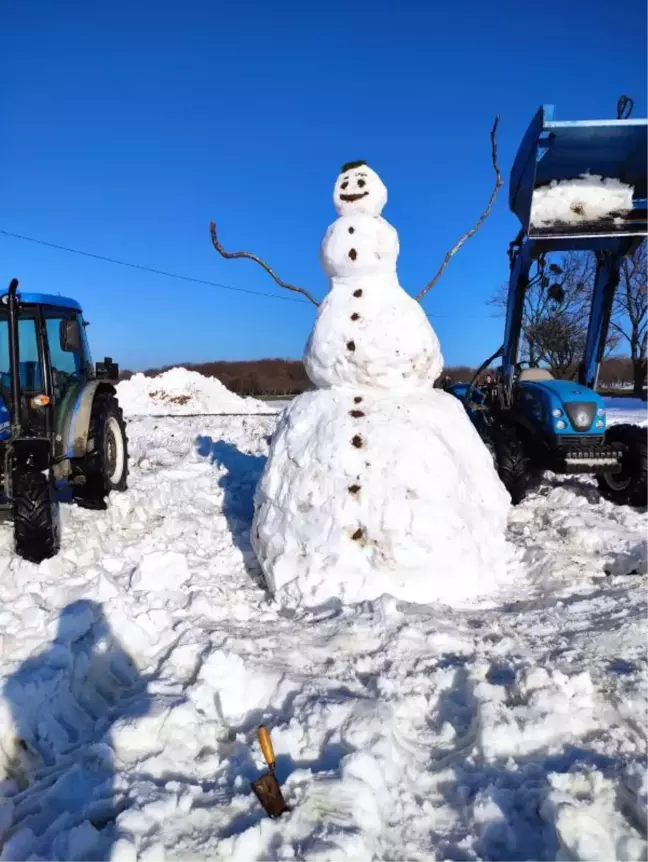 3 saatte 4 metre boyunda kardan adam yaptılar