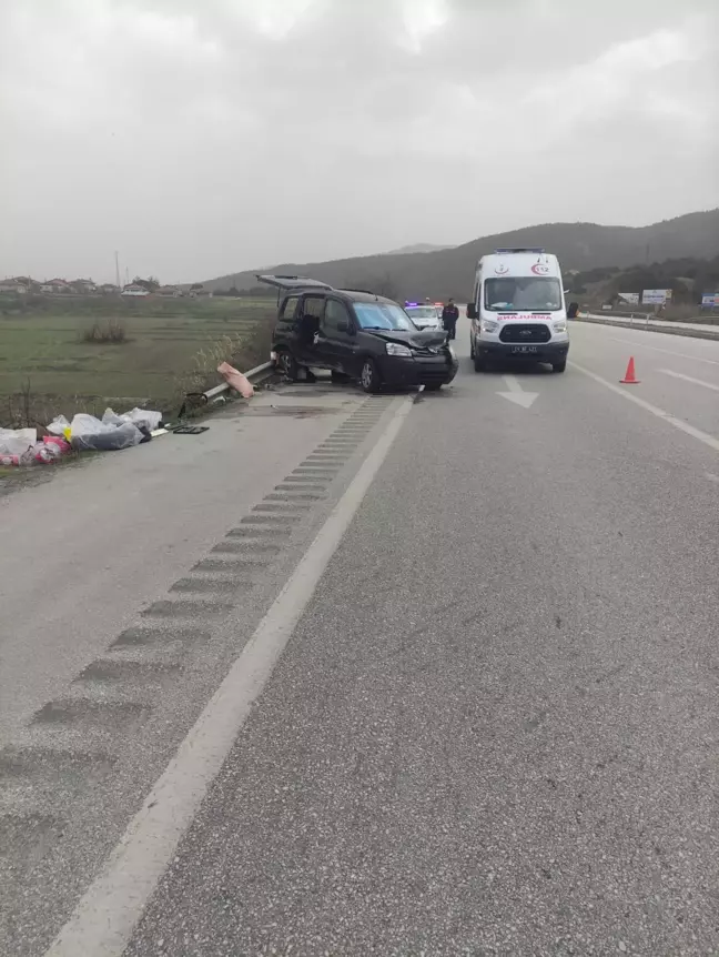 Çorum'da refüje çarpan otomobildeki 1 kişi öldü, 2 kişi yaralandı