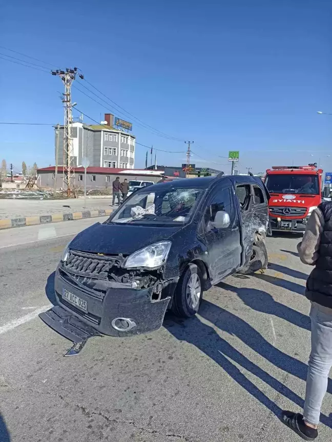 Van'ın Edremit ilçesinde iki kamyonetin çarpışması sonucu 1 kişi yaralandı
