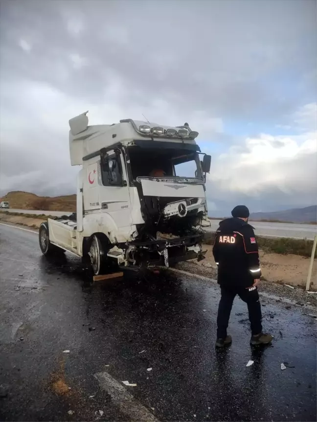 Kırıkkale'de Tır Çarpışması: Sürücü Yaralandı