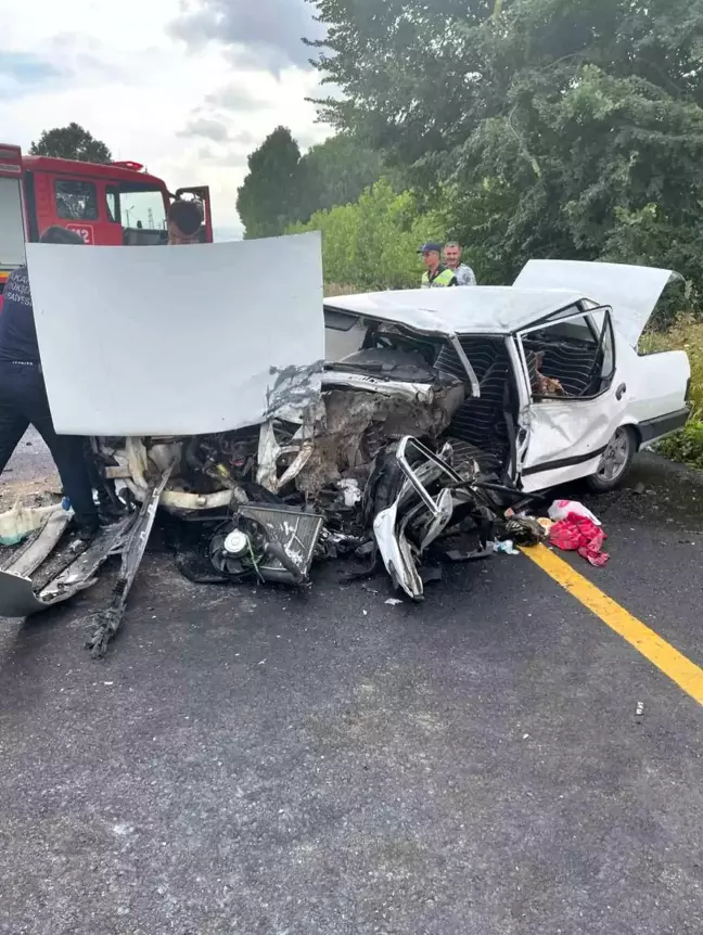 Sakarya'da kafa kafaya çarpışan otomobillerde 1 ölü, 1 ağır yaralı