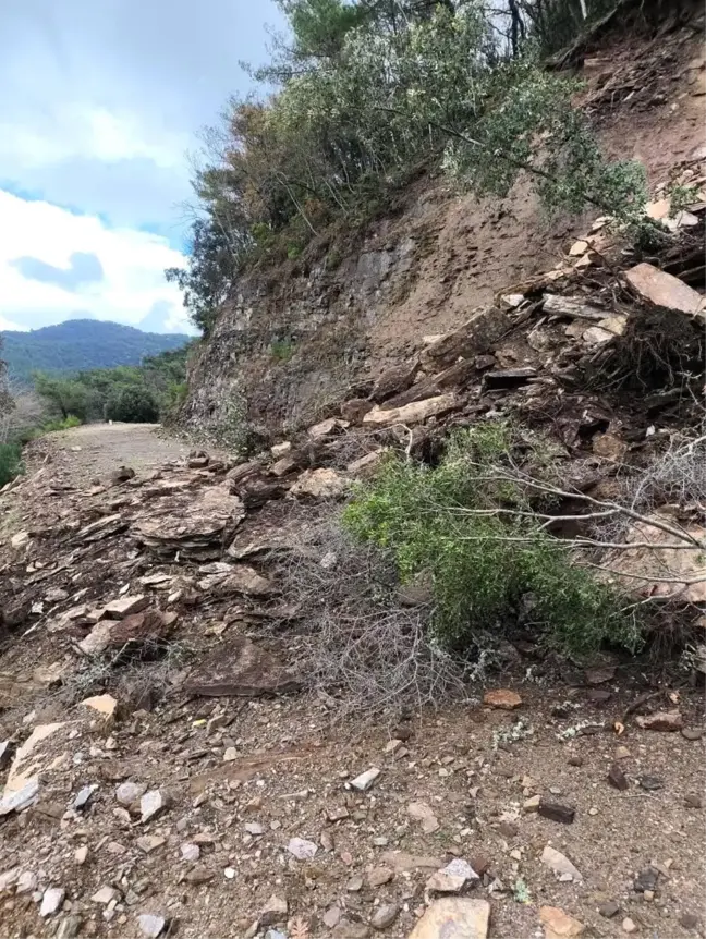 Kuşadası'nda Heyelan: Kurşunlu Manastırı Yolu Kapandı