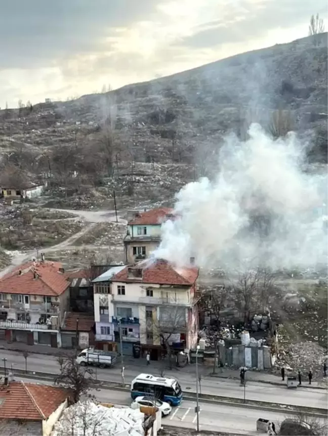 Ankara Altındağ'da 4 Katlı Binada Yangın Çıktı