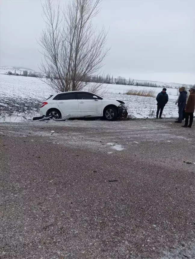 Tokat'ta Ağaca Çarpan Otomobilin Sürücüsü Yaralandı