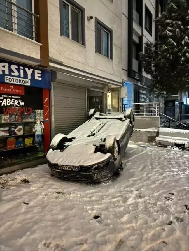 Beylikdüzü'nde Kar Küreme Aracı Park Halindeki Araca Çarptı