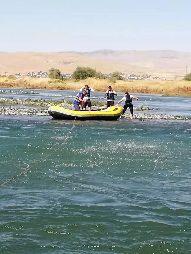 Murat Nehri'nde mahsur kalan 2 kişiyi AFAD kurtardı