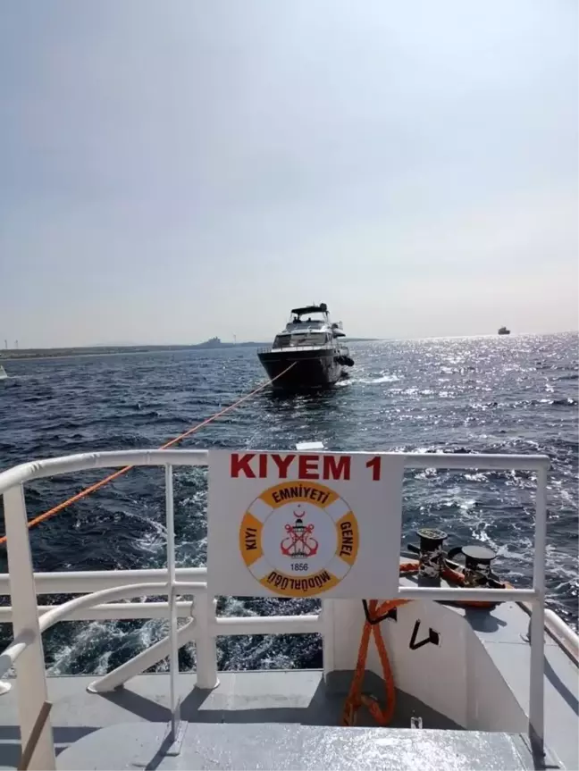 Çanakkale Boğazı'nda su alan tekne kurtarıldı