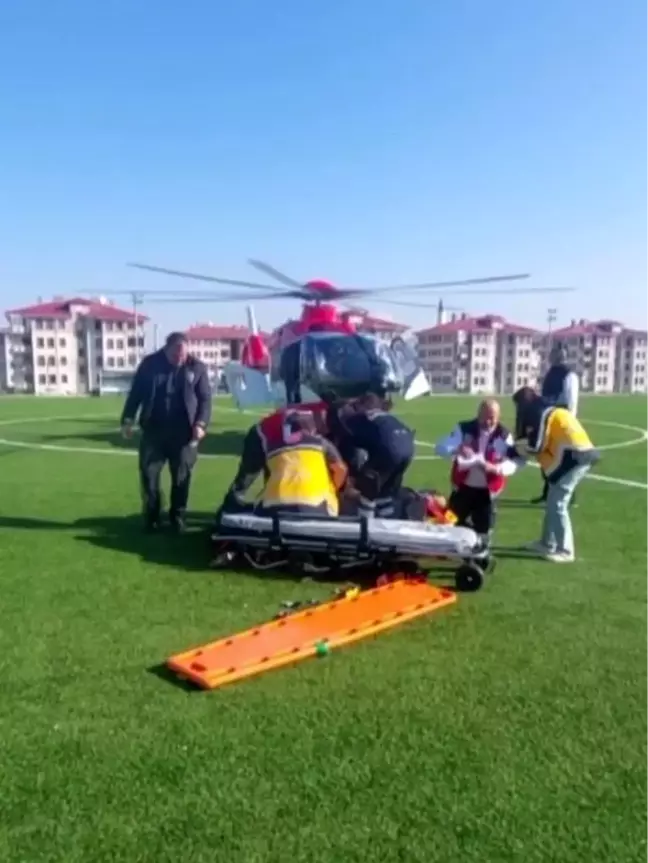 Sivas'ta Çatıdan Düşen Hasta Ambulans Helikopter ile Hastaneye Sevk Edildi