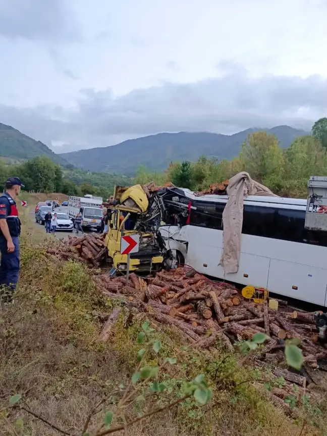 Zonguldak-Karabük yolu Gökçebey mevkiinde korkunç kaza: 2 ölü, 21 yaralı