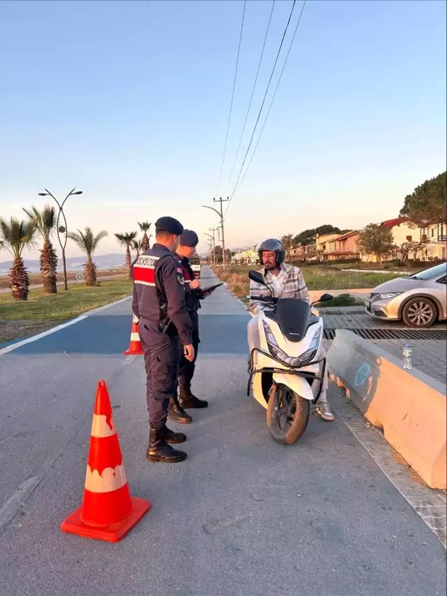 Kuşadası'nda Bisiklet Yolunu İhlal Eden 21 Sürücüye Ceza