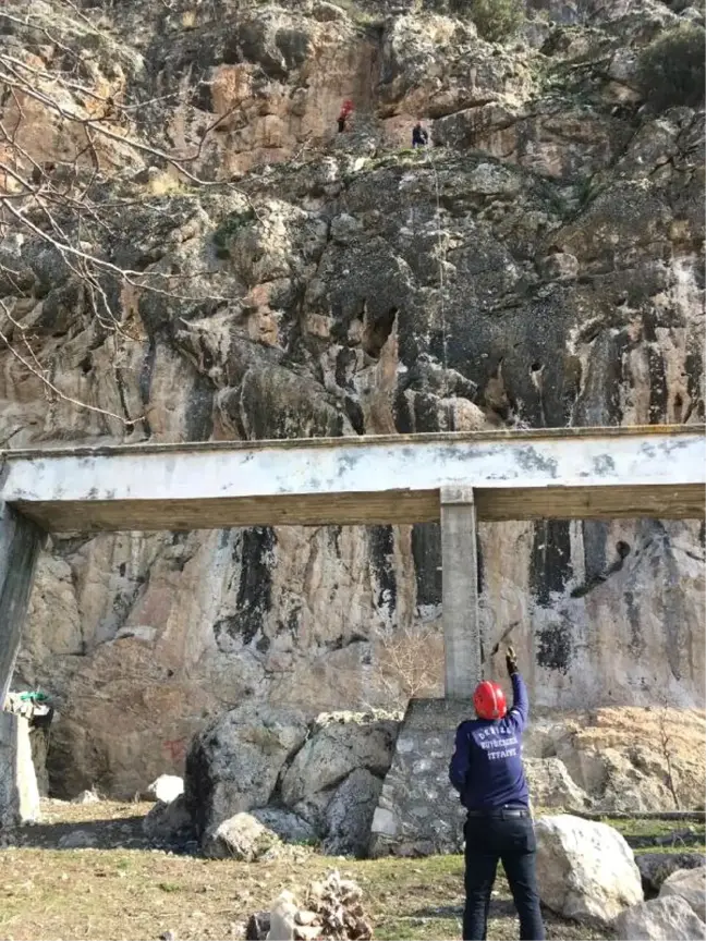 Kayalıklarda Mahsur Keçiyi İtfaiye Ekibi Kurtardı