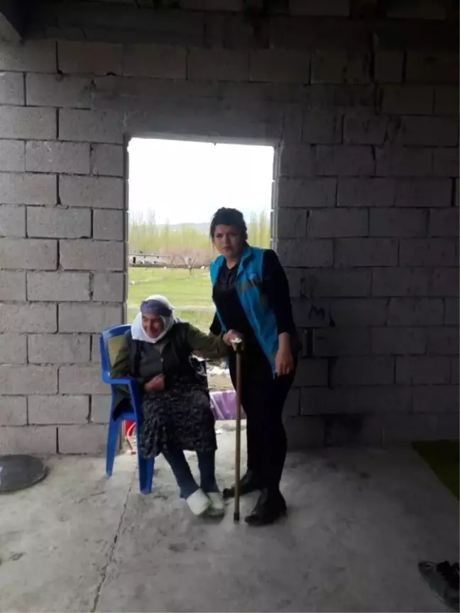 Besi Nine Sedye ile Oy Kullandı
