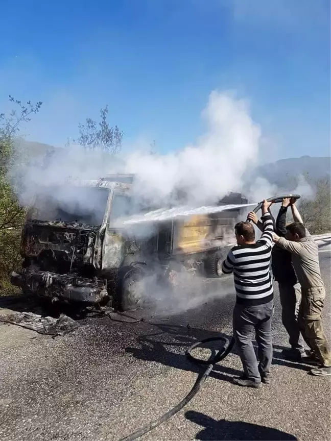 Çatalzeytin'de Seyir Halindeki Kamyon Yandı