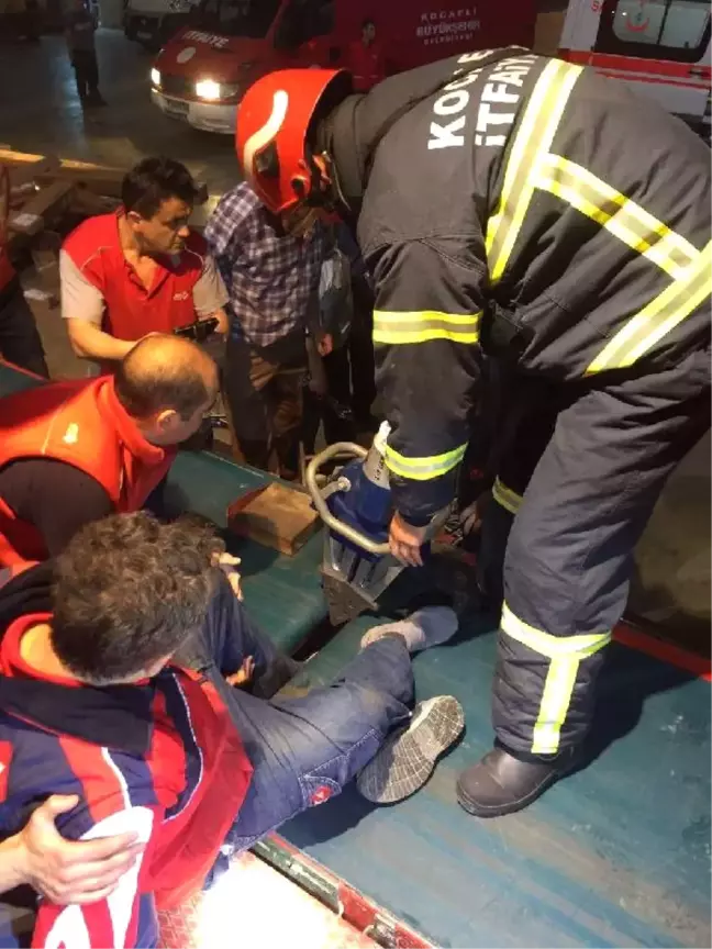 Kargo İşçisinin Ayağı Ürün Bandına Sıkıştı
