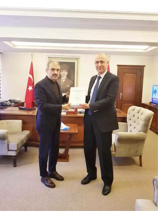 Başkan Dinç, Belediyenin 63. Kültür Yayınını Vali Aktaş'a Hediye Etti