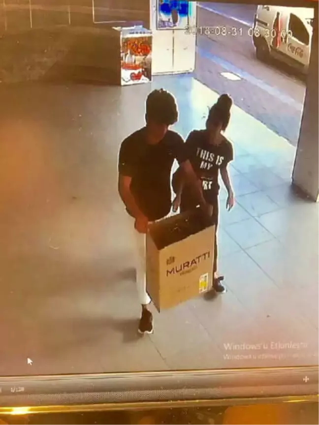 Pencereden Düşen Kediyi, Kutuya Koyup Çaldılar