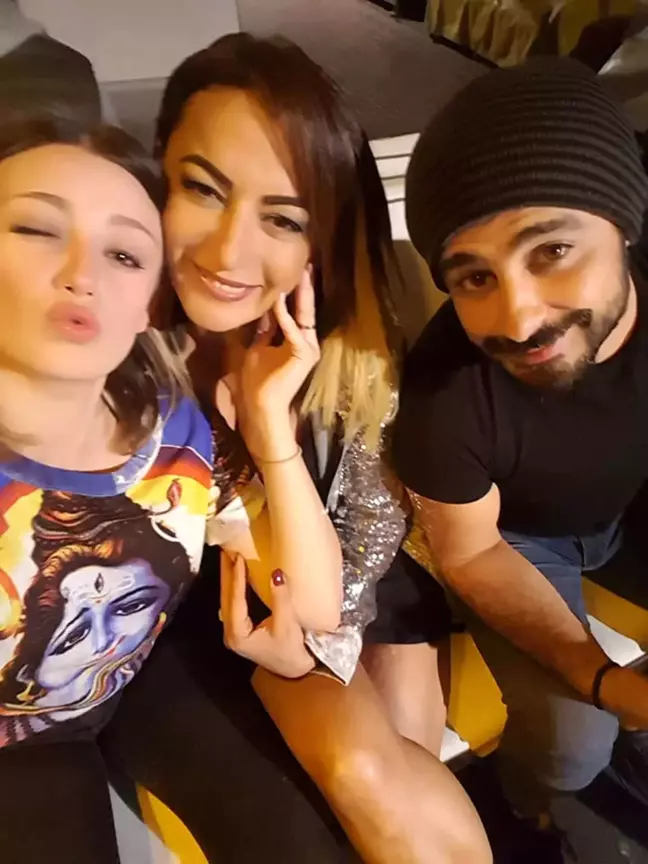 Gizem Karaca Pasha Live'da Arkadaşlarıyla Buluştu