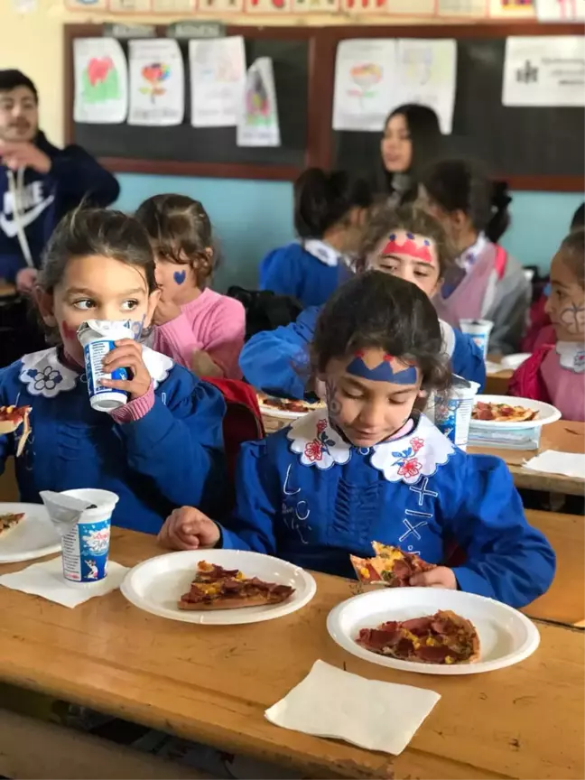 GAÜN'lü Öğrenciler İlkokul Öğrencilerine Pizza Yaptı