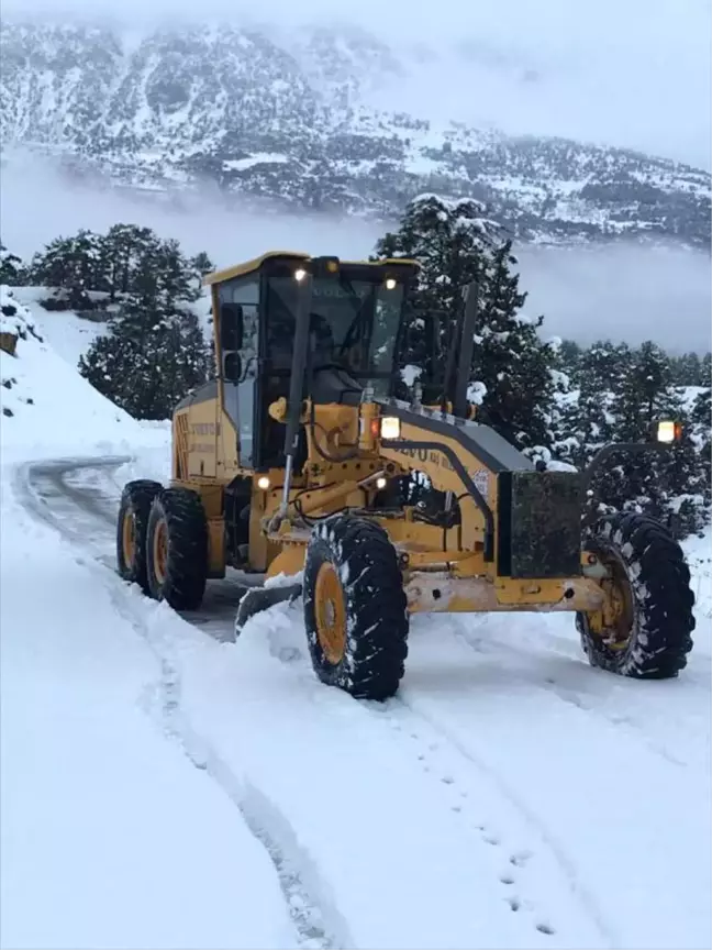 Kaş'ın Yüksek Kesimlerinde Kardan Yollar Kapandı