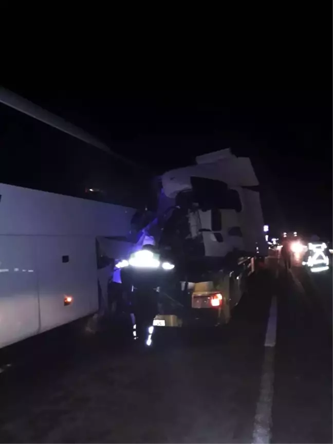 Tır, Arıza Yapan Otobüse Çarptı: 1 Ölü, 2 Yaralı