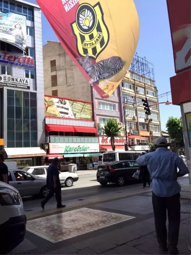Malatya'da 'bir bayrak da sen as' kampanyası