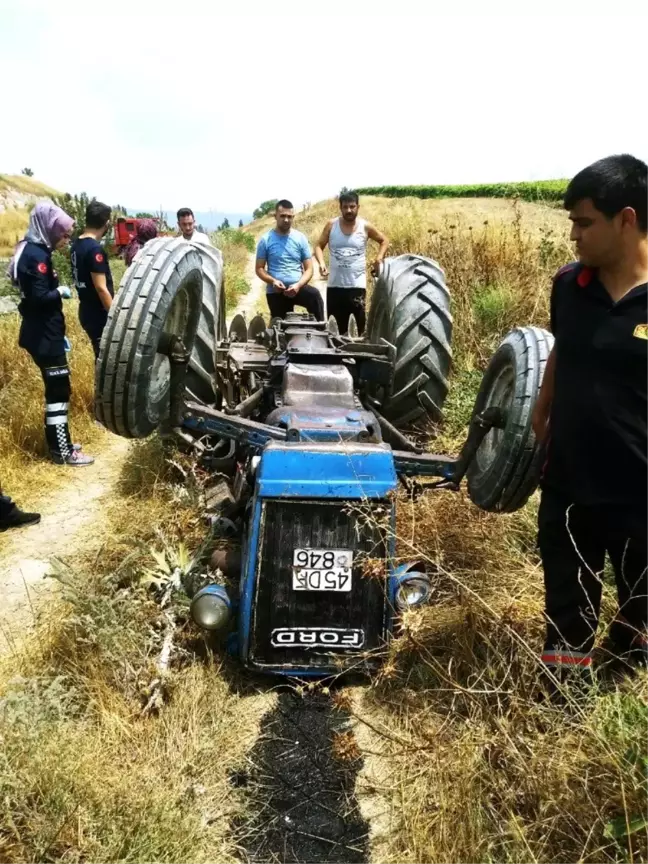 Devrilen traktörün altında kalan sürücü öldü